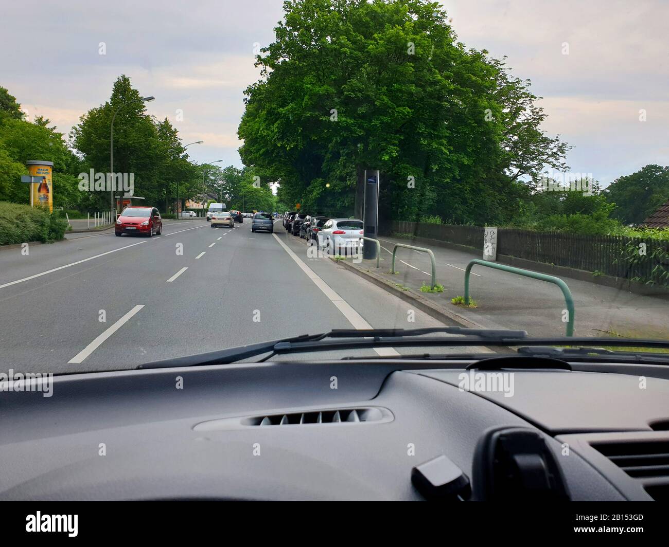 Auto che si avvicina a un controllo della velocità mobile, Germania, Renania settentrionale-Vestfalia Foto Stock