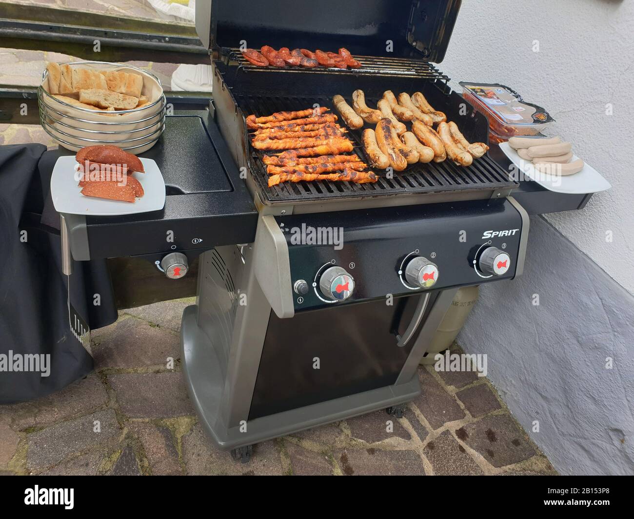 Bastoni da barbecue e salsicce su una griglia a gas, Germania Foto Stock