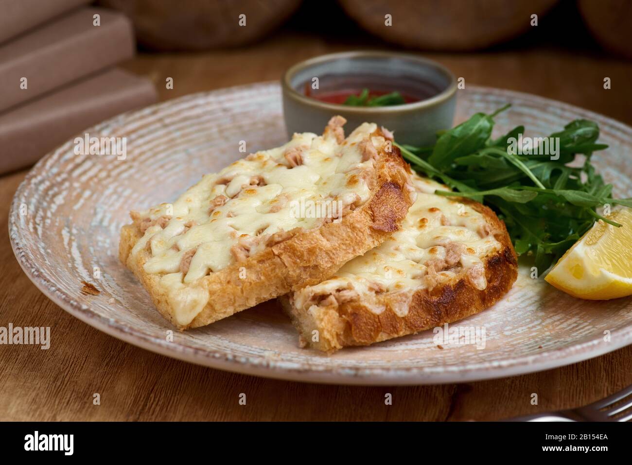 Primo piano di una fusione di tonno con formaggio cheddar Foto Stock