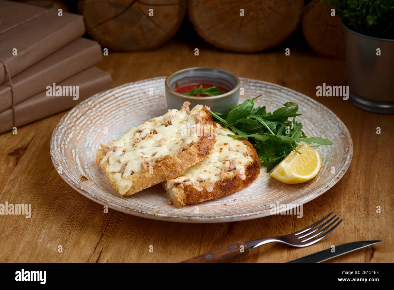Primo piano di una fusione di tonno con formaggio cheddar Foto Stock
