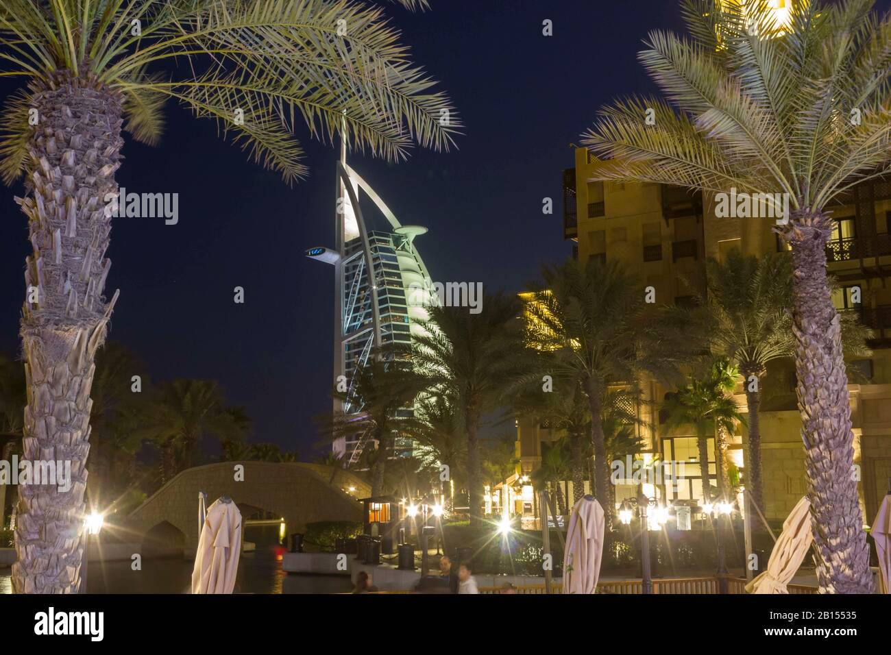 Dubai, Emirati Arabi Uniti - 29 DICEMBRE 2017: Vista notturna del Burj al Arab Resort dietro le palme Foto Stock