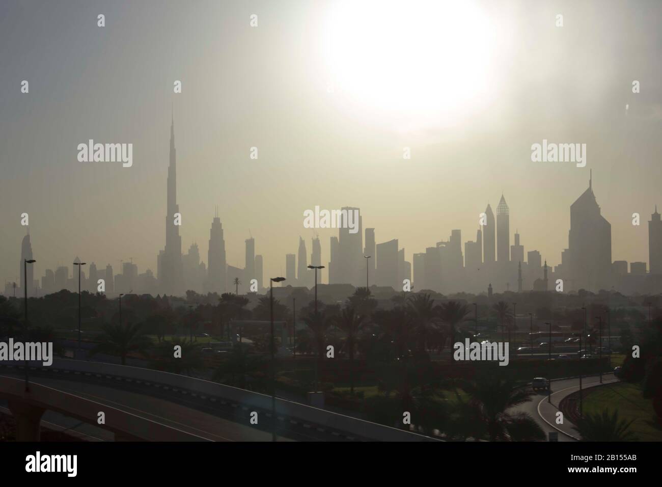 Dubai, Emirati Arabi Uniti - 30 DICEMBRE 2017: Skyline di Dubai al tramonto Foto Stock