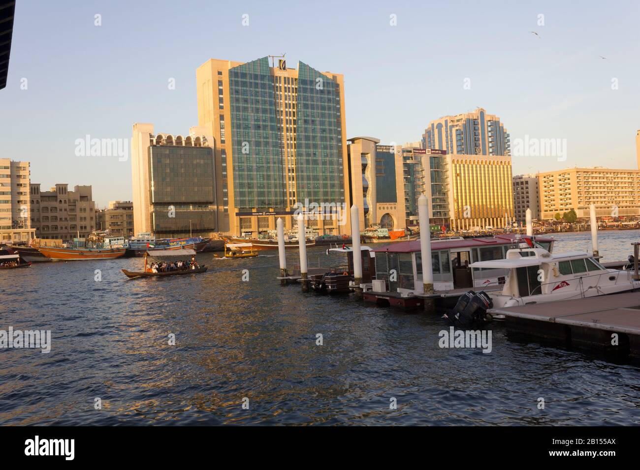 Dubai, Emirati Arabi Uniti - 30 DICEMBRE 2017: Insenatura di Dubai con barche tradizionali al tramonto Foto Stock