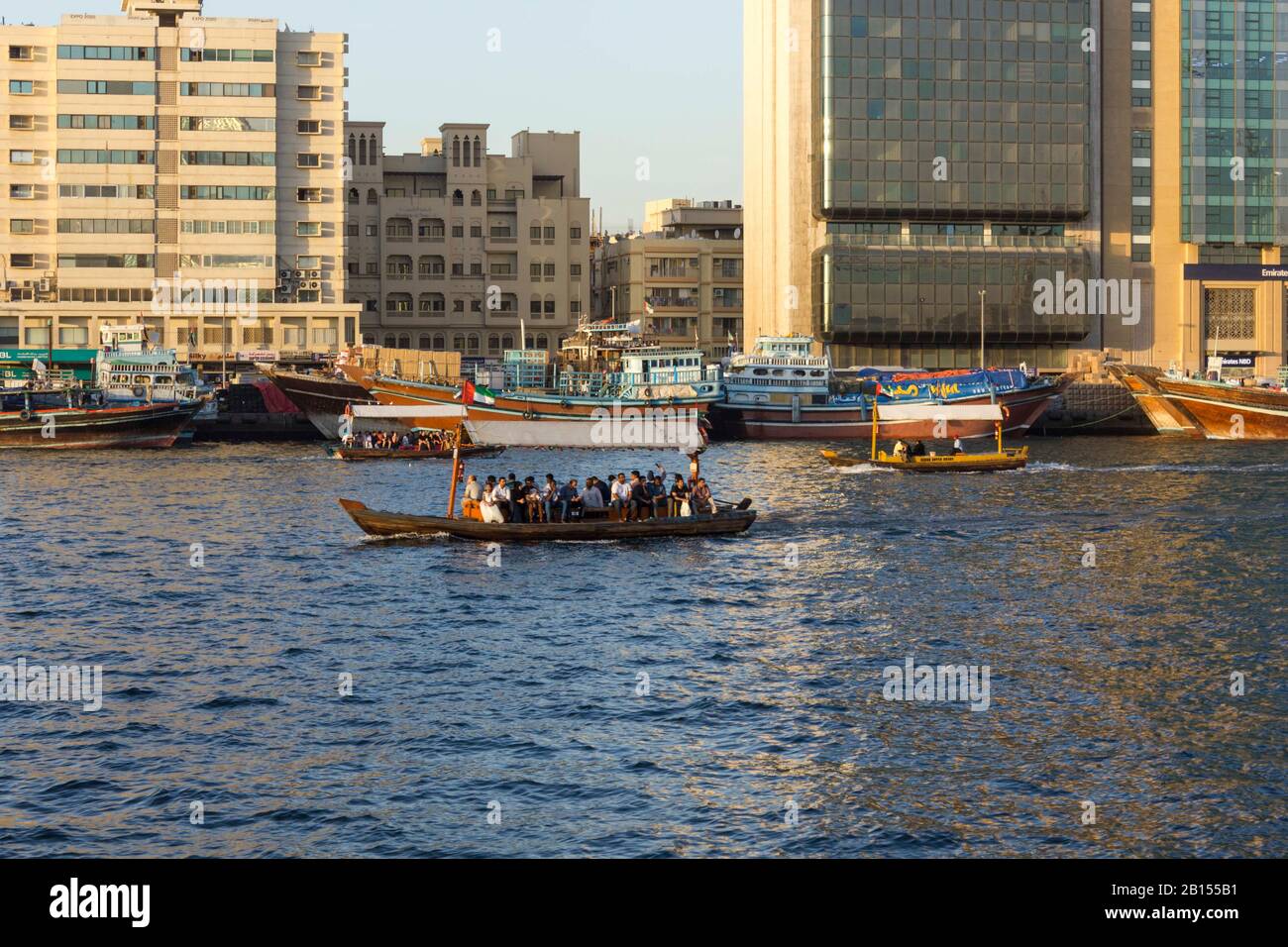 Dubai, Emirati Arabi Uniti - 30 DICEMBRE 2017: Insenatura di Dubai con barche tradizionali al tramonto Foto Stock