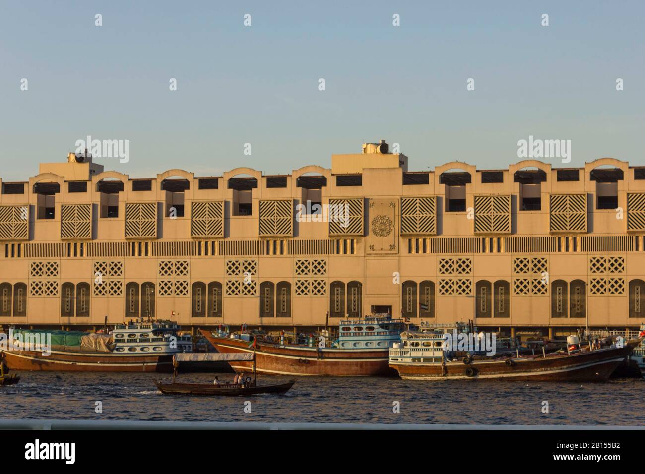Dubai, Emirati Arabi Uniti - 30 DICEMBRE 2017: Insenatura di Dubai con barche tradizionali al tramonto Foto Stock