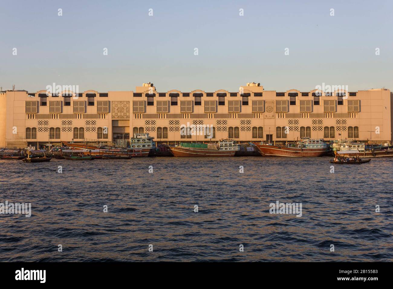 Dubai, Emirati Arabi Uniti - 30 DICEMBRE 2017: Insenatura di Dubai con barche tradizionali al tramonto Foto Stock