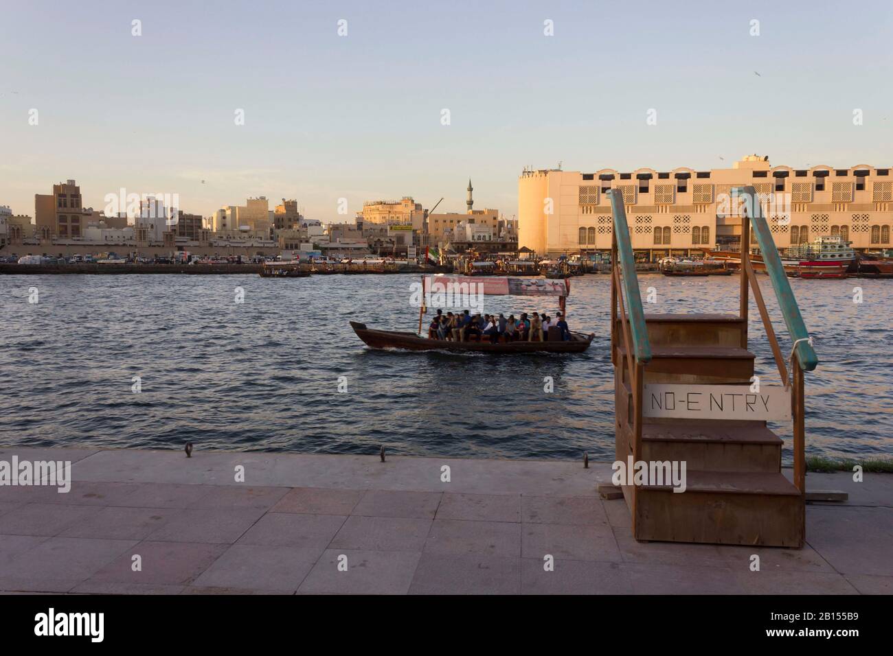 Dubai, Emirati Arabi Uniti - 30 DICEMBRE 2017: Insenatura di Dubai al tramonto Foto Stock