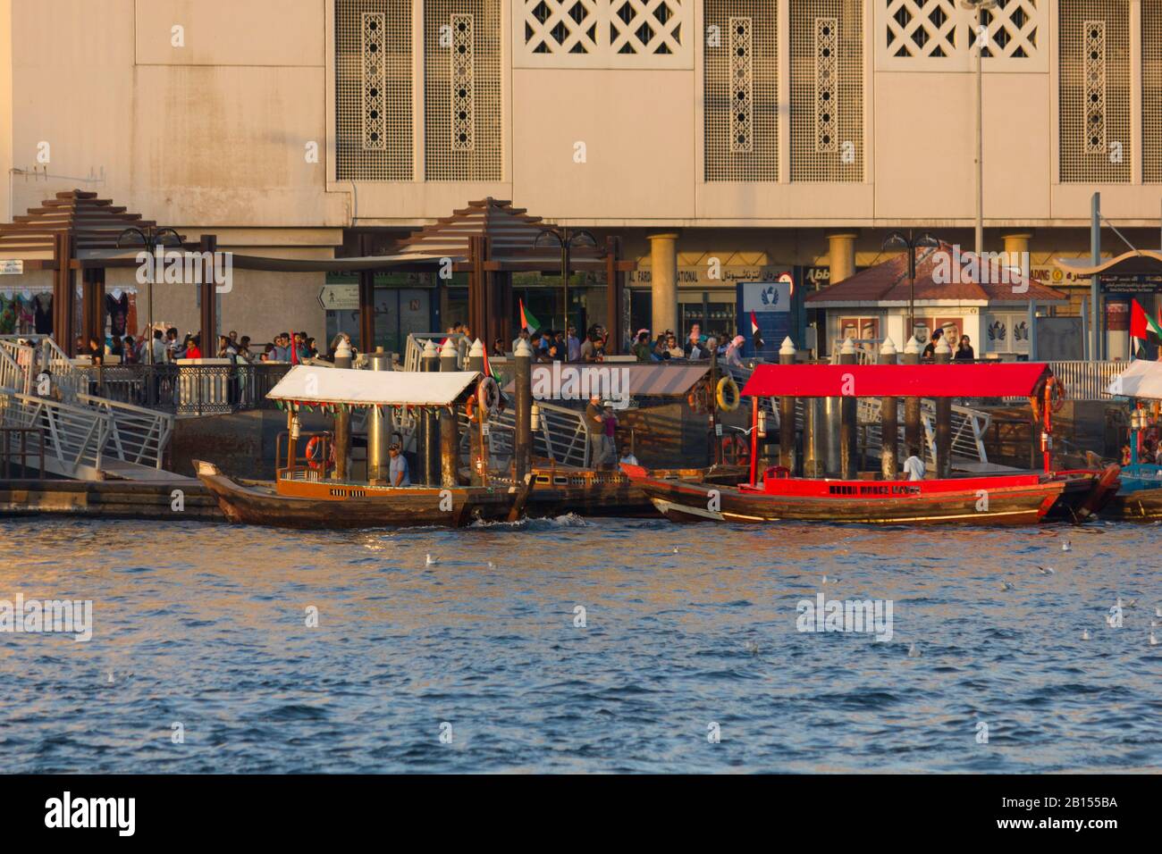 Dubai, Emirati Arabi Uniti - 30 DICEMBRE 2017: Storica barca in legno sul torrente Dubai Foto Stock