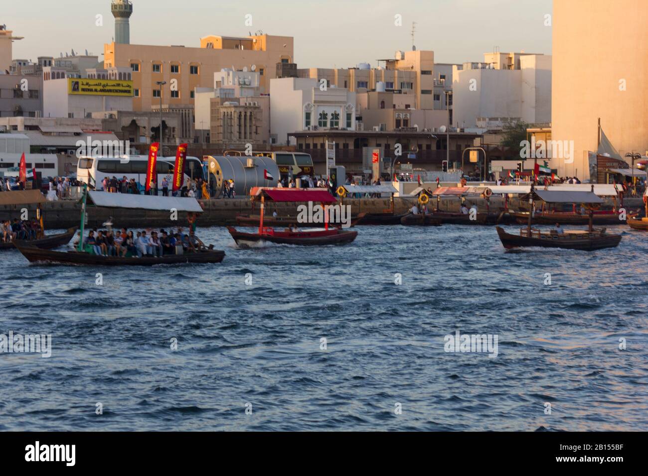 Dubai, Emirati Arabi Uniti - 30 DICEMBRE 2017: Storica barca in legno sul torrente Dubai Foto Stock