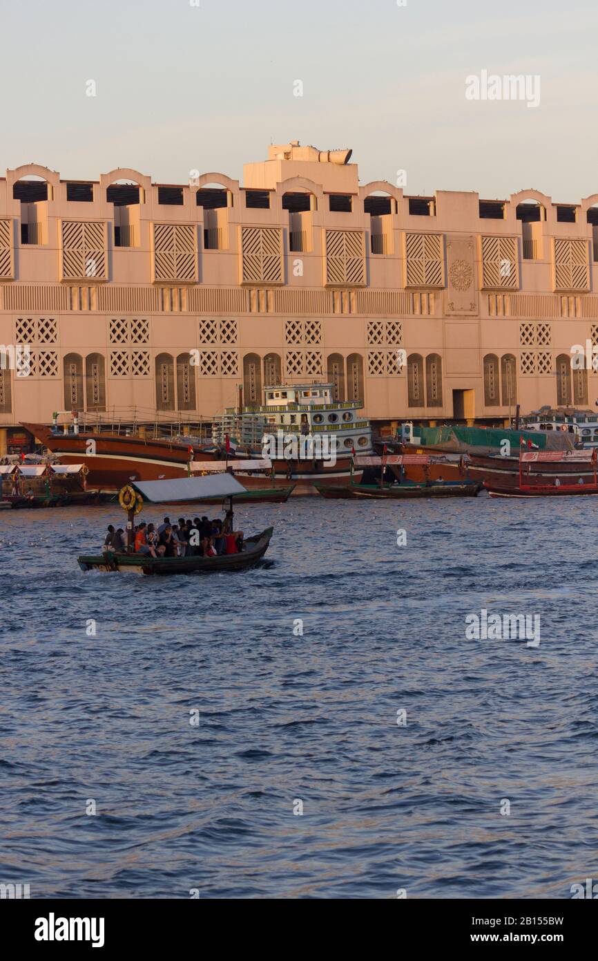 Dubai, Emirati Arabi Uniti - 30 DICEMBRE 2017: Storica barca in legno sul torrente Dubai Foto Stock