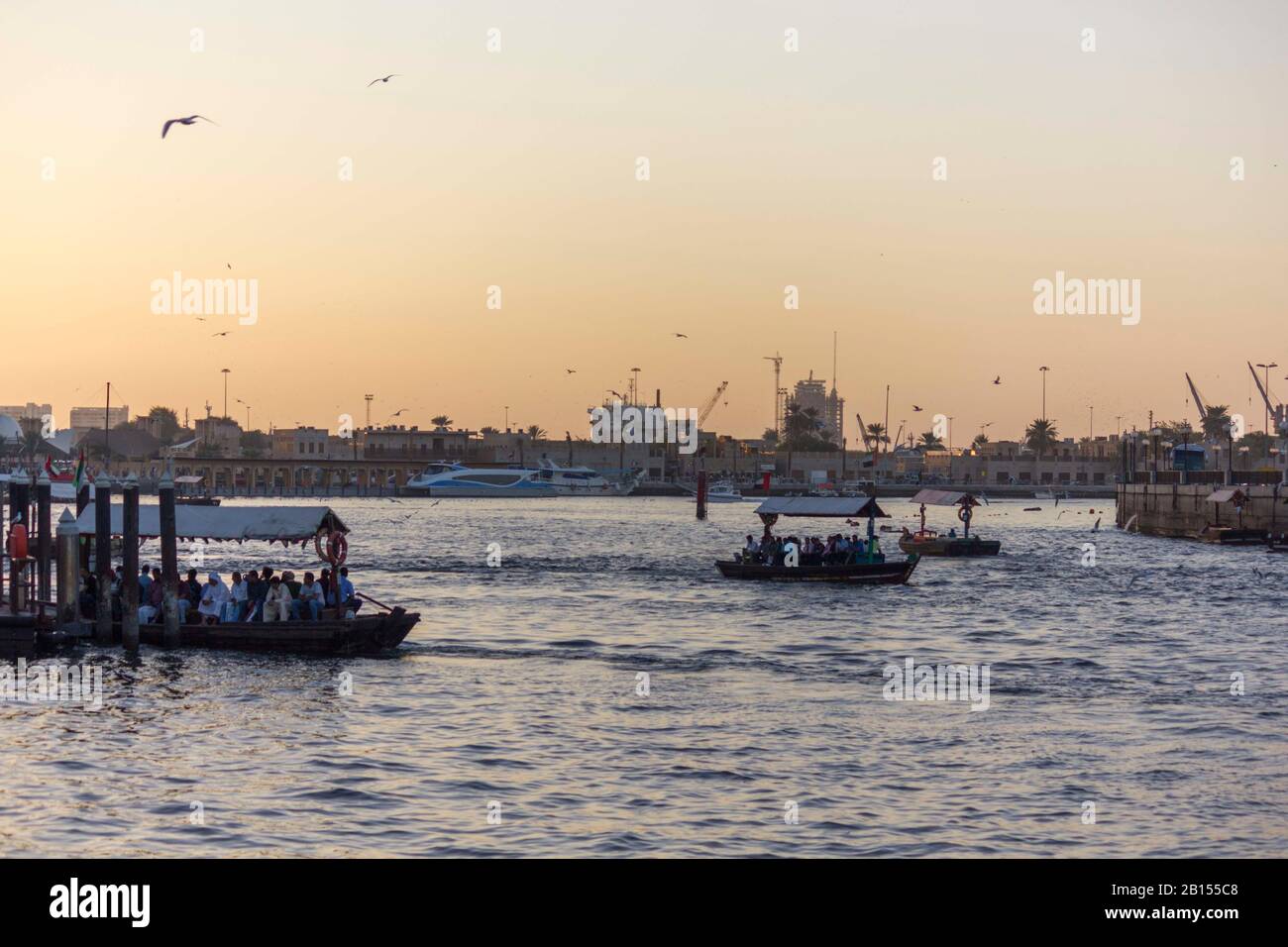Dubai, Emirati Arabi Uniti - 30 DICEMBRE 2017: Insenatura di Dubai al tramonto Foto Stock