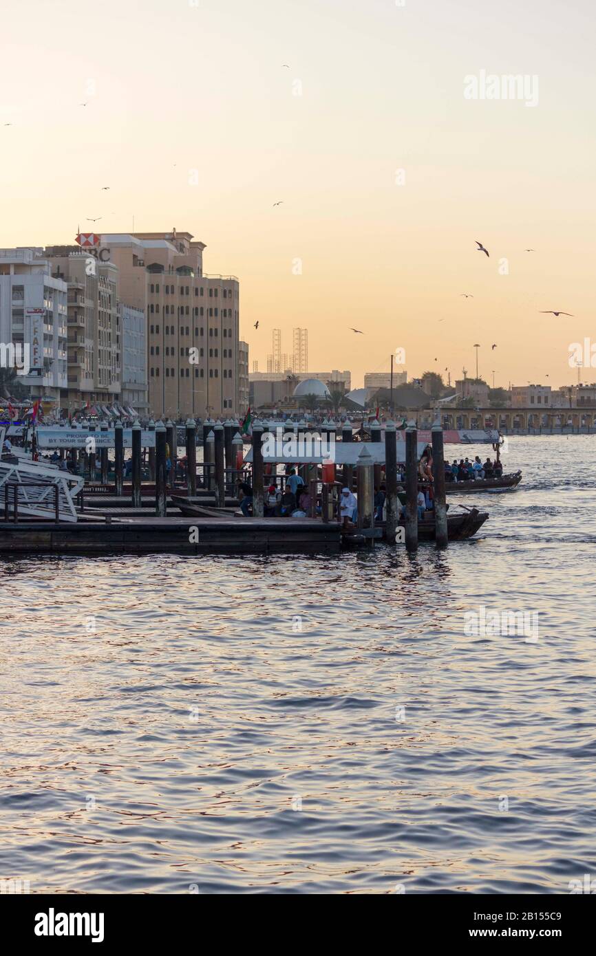 Dubai, Emirati Arabi Uniti - 30 DICEMBRE 2017: Insenatura di Dubai al tramonto Foto Stock