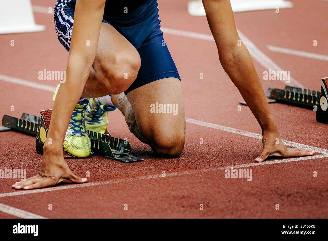 uomo atleta runner sulla linea di partenza corsa sprint da blocchi di partenza Foto Stock