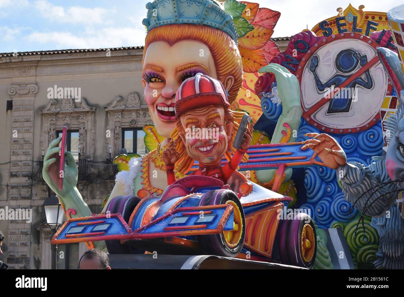 Acireale (CT), Italia - 16 febbraio 2020: Dettaglio di un galleggiante allegorico raffigurante un pilota di auto da corsa durante la sfilata di carnevale lungo le strade Dell'Ac Foto Stock