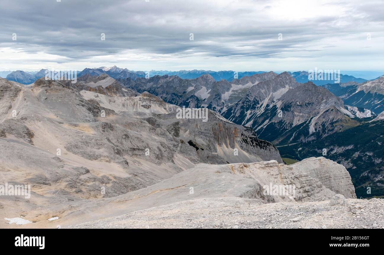 Vista dalle cime di Oedkar a un arido paesaggio roccioso, Karwendeltal, Tirolo, Austria Foto Stock