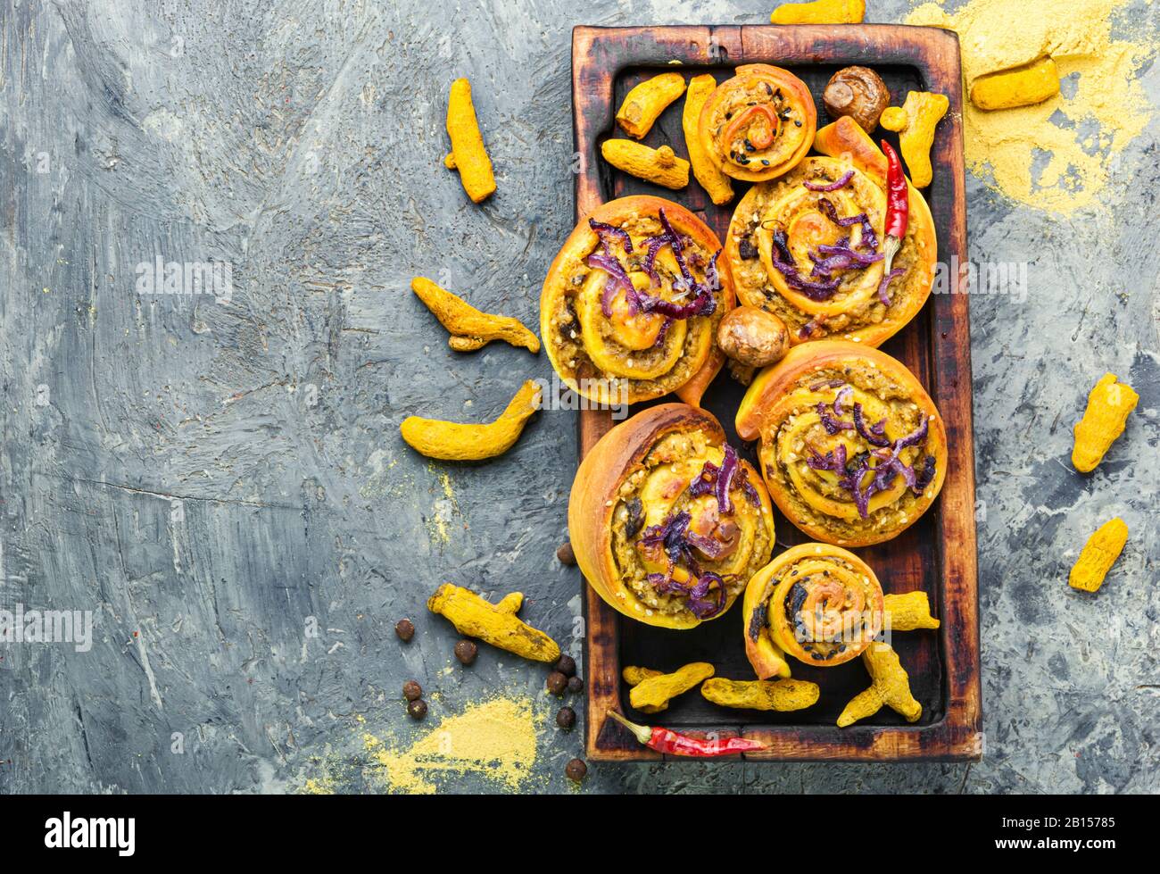 Mazzetti turmerici ripieni di patate e funghi. Foto Stock
