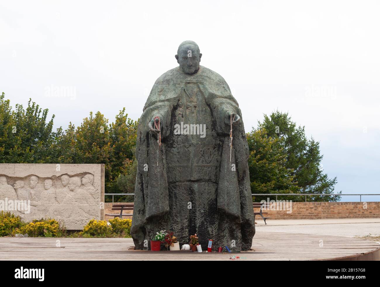 Statua di Papa Giovanni XXIII con perline rosarie in mano - Loreto, Italia Foto Stock