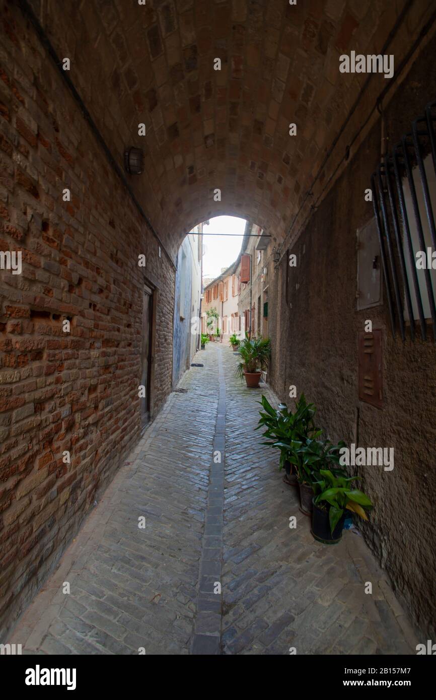 Vista prospettica di vicolo a Recanati, Italia (nessuno intorno) Foto Stock