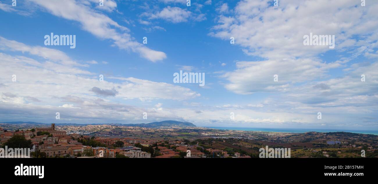 Monte Conero vista da Recanati, Italia Foto Stock