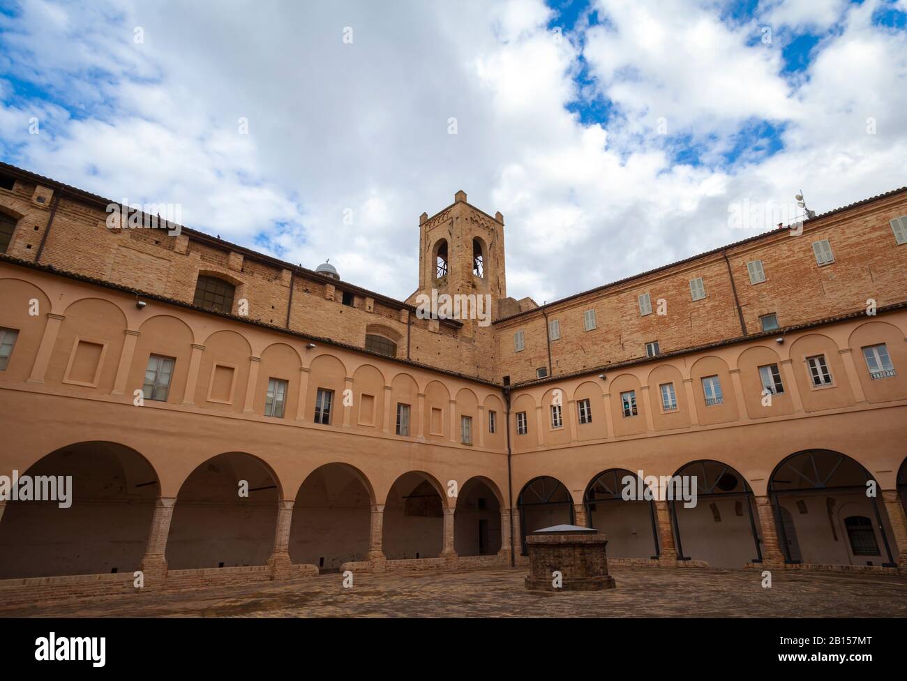 Chiostro Della Chiesa Di Sant'Agostino A Recanati (Italia) Foto Stock