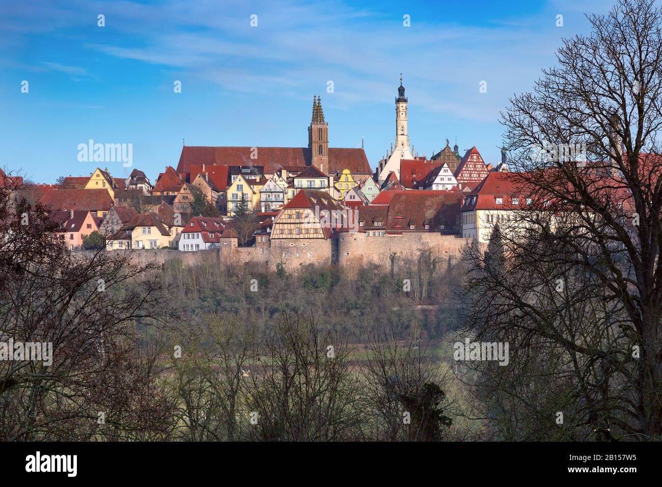 Veduta aerea delle mura della città, delle pittoresche facciate colorate e dei tetti della città vecchia medievale di Rothenburg ob der Tauber, Baviera, Germania Foto Stock