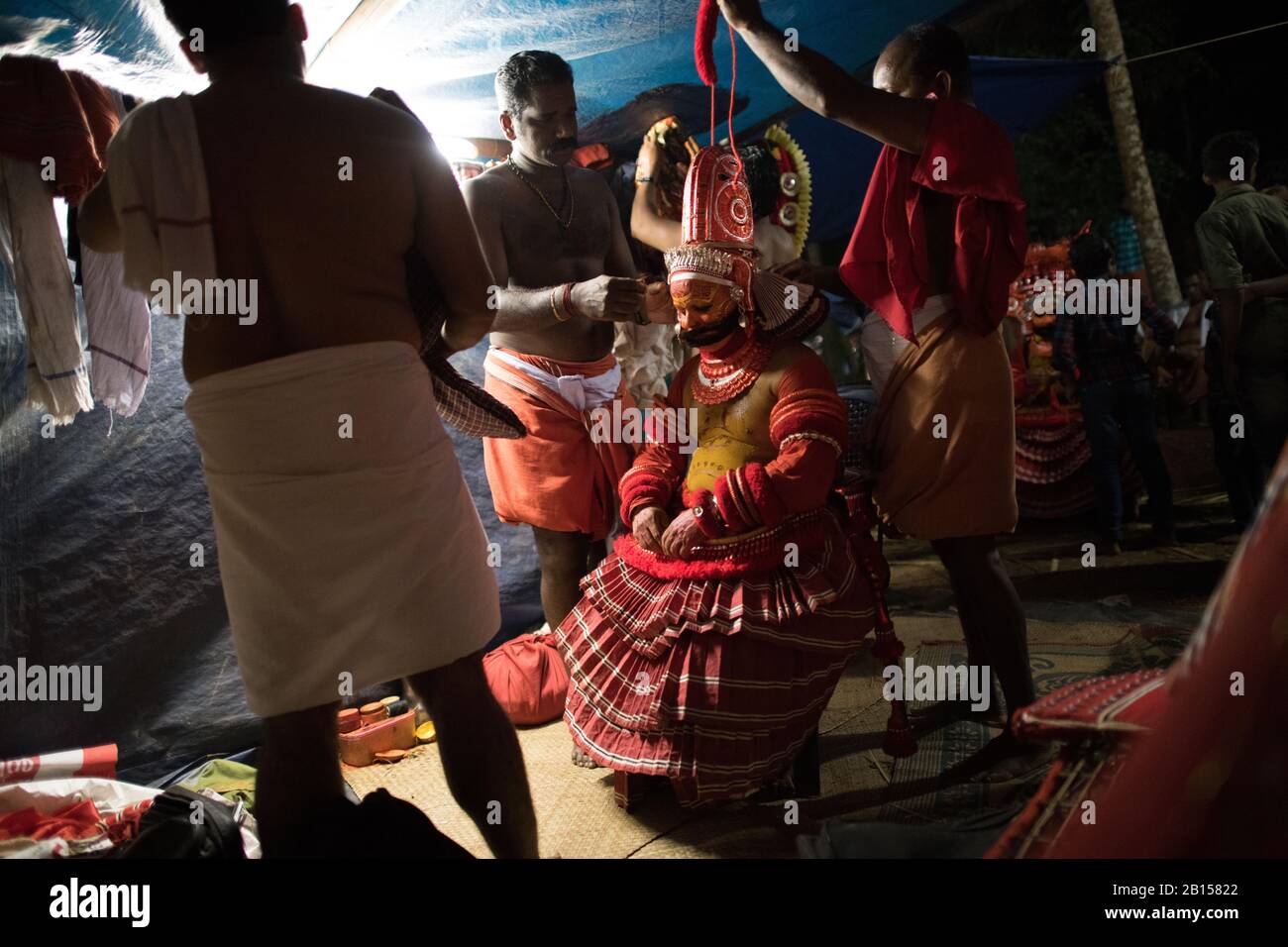 Preparazione per la performance di Theyyyam - una popolare forma rituale di culto nel Nord Kerala, vicino Kannur, India. Foto Stock