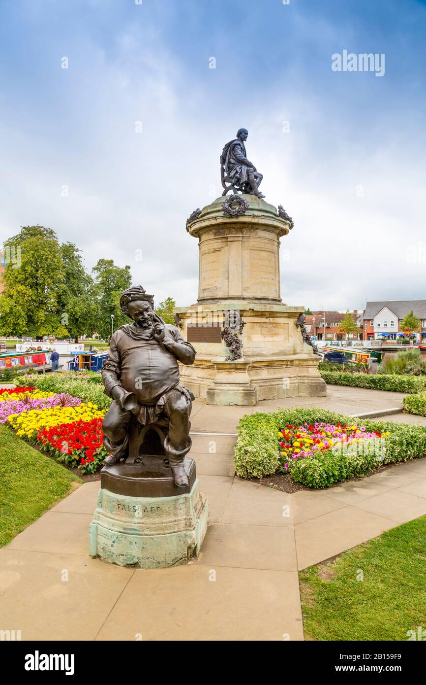 Il Monumento di Shakespeare progettato da Lord Ronald Gower è circondato da personaggi delle sue opere, Stratford Upon Avon, Warwickshire, Inghilterra, Regno Unito Foto Stock