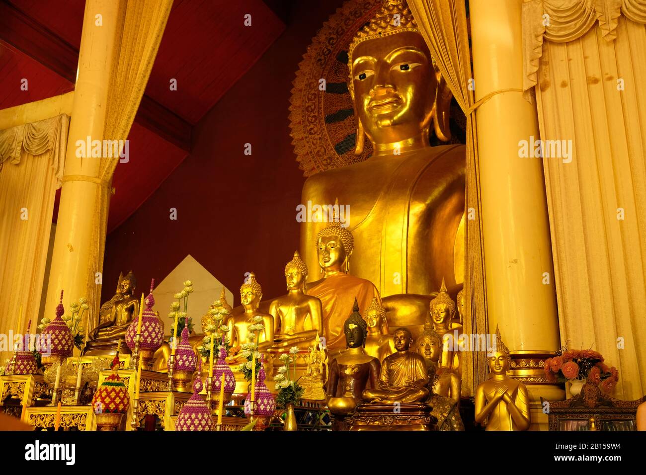 Chiang Mai Thailandia - Tempio Phra Singh - Tempio D'Oro Statue Buddha D'Oro Foto Stock