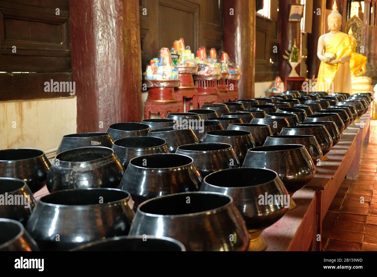 Chiang mai Thailandia - Tempio Phra Singh elemosina bocce nella sala meditazione Foto Stock