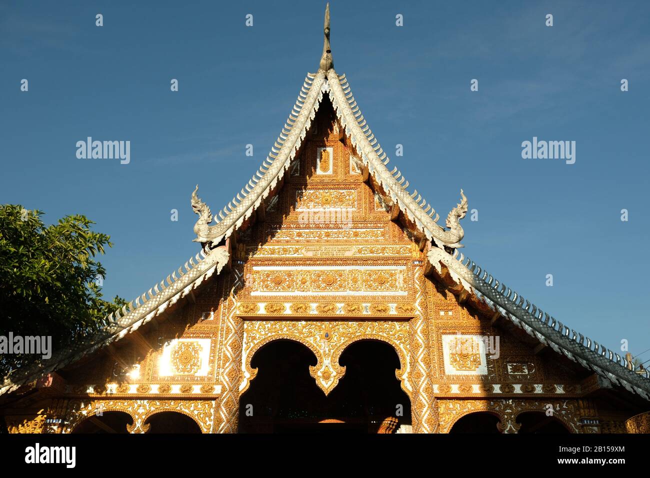 Chiang mai Thailandia - Temple area Chiang Man tetti in prima mattina Foto Stock