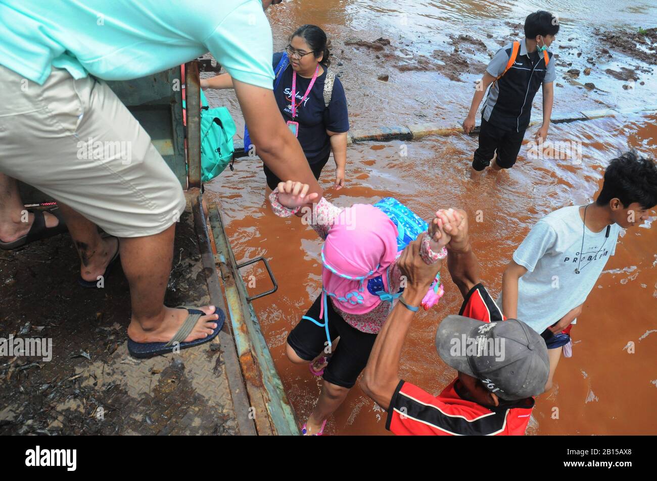 Jakarta, Jakarta, Indonesia. 23rd Feb, 2020. I residenti intrappolati durante un'inondazione che ha inondato la strada di Pulomas in evacuazione, Giacarta Nord, il 23 febbraio 2020. Forte pioggia da domenica 23 febbraio, la mattina presto ha fatto un certo numero di aree nella capitale allagato credito: Dasril Roszandi/ZUMA Wire/Alamy Live News Foto Stock