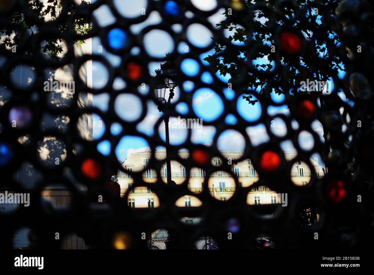 Guardando attraverso cerchi di una balaustra scultorea a Place Colette, metro di Parigi, guardando fuori, Galerie du Théatre Français, 75001 Parigi, Francia Foto Stock