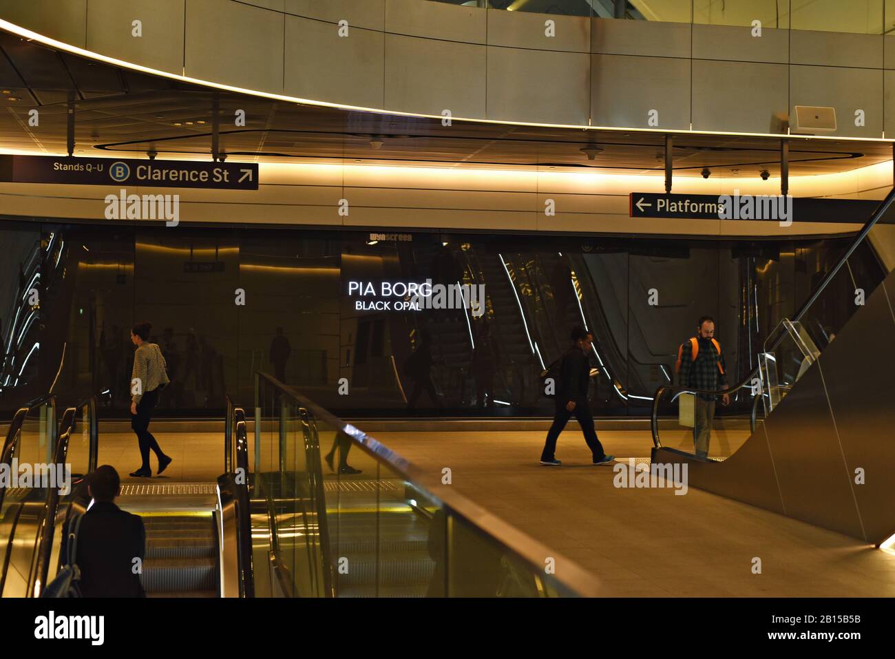 Wynscreen è un'installazione video artistica pubblica su ampio schermo Sydney. Un atrio sul passaggio pedonale dalla stazione ferroviaria di Wynyard a Barangaroo Foto Stock