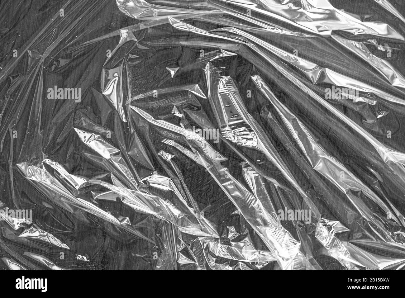 Sacchetto di plastica trasparente in cellophane stropicciato su sfondo scuro Foto Stock