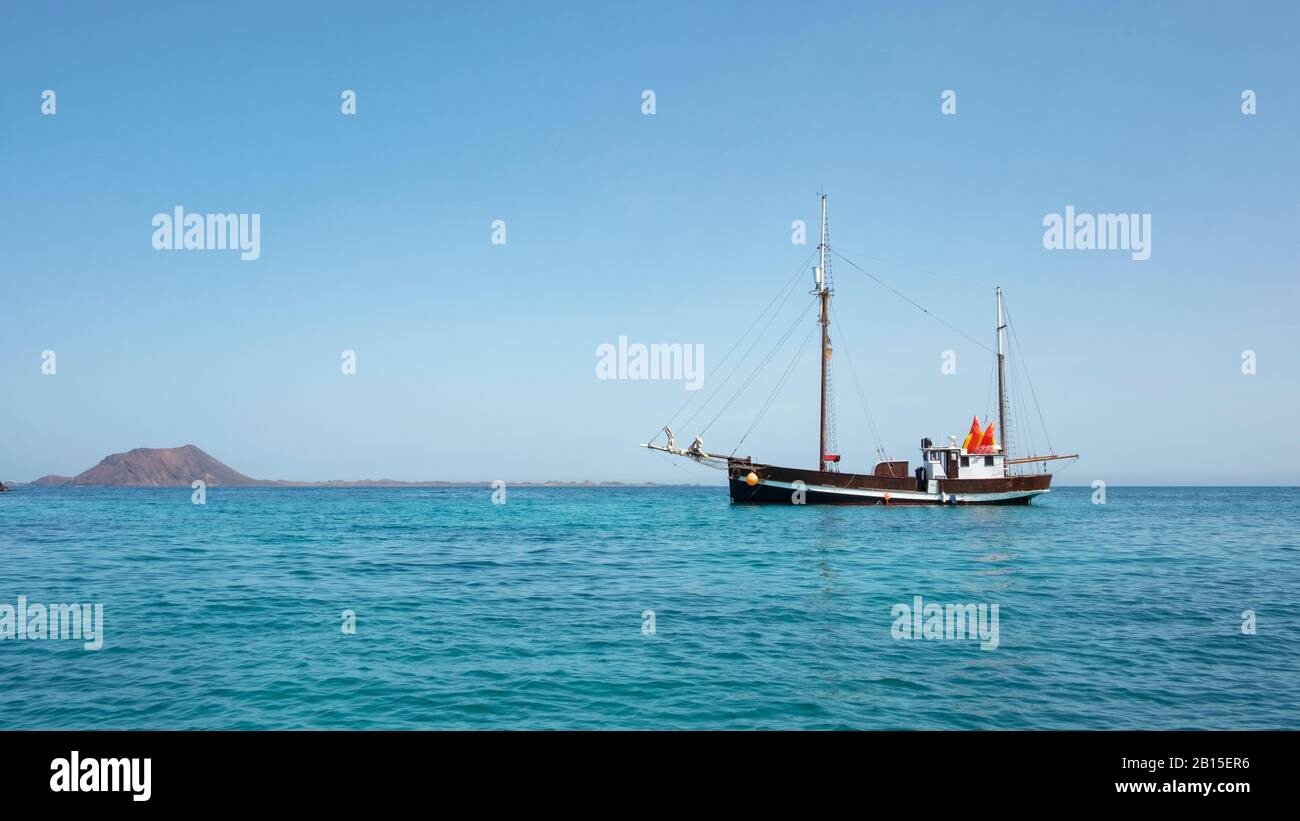 Vista panoramica dell'isolotto di Los Lobos e di una nave a vela fissa d'epoca o di una goletta, che opera come escursioni e gite giornaliere Foto Stock