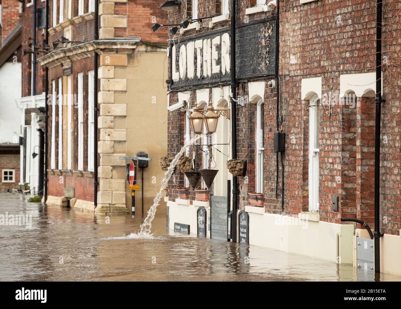 L'acqua delle inondazioni viene pompata dal pub Lowther di York dopo che il fiume Ouse ha fatto scoppiare le sue banche, poiché un terzo fine settimana consecutivo di maltempo tempestoso sta portando ulteriore miseria delle inondazioni alle comunità già sode. Foto Stock