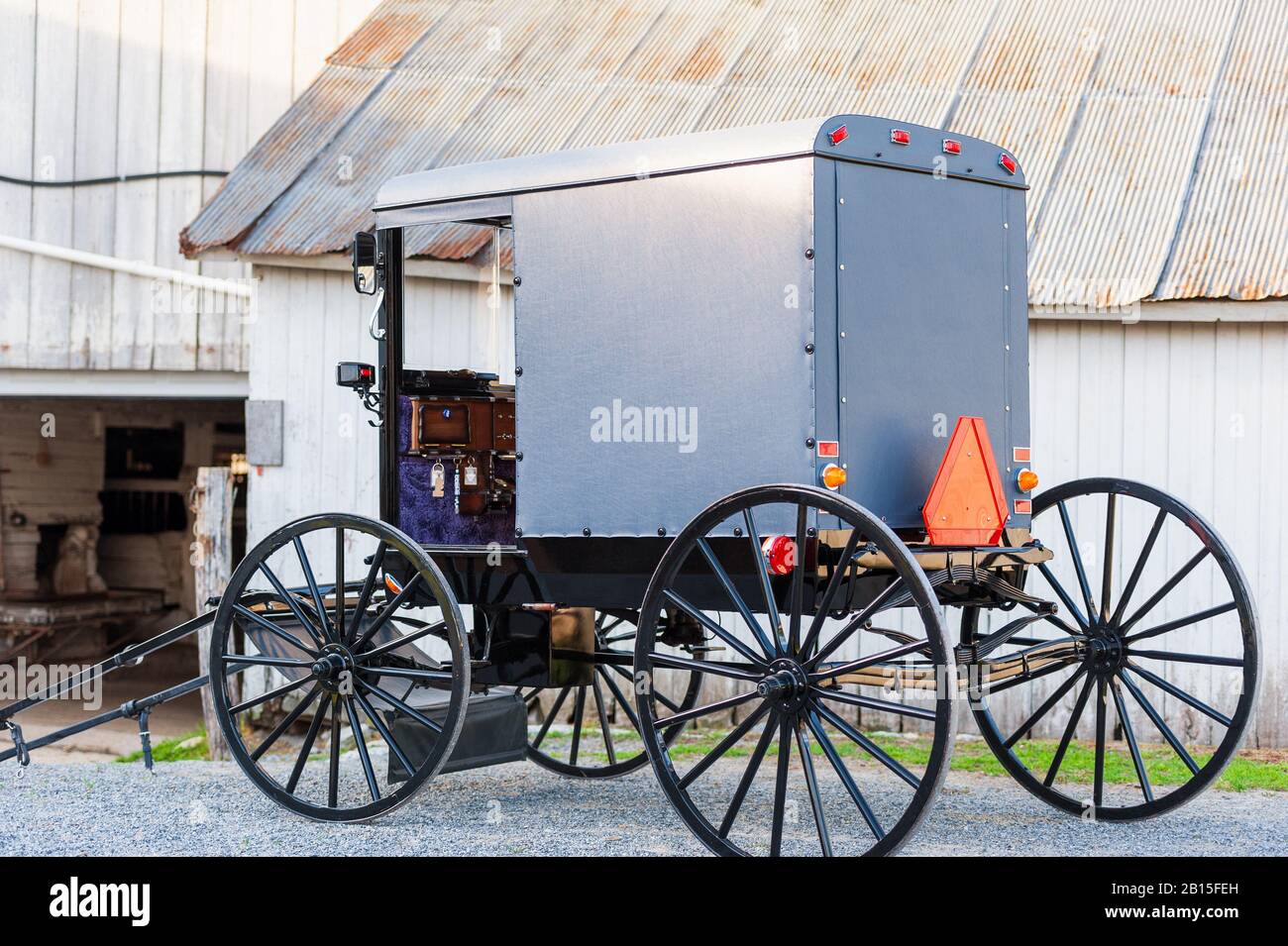 Primo piano di Amish Buggy di fronte al fienile in Pennsylvania USA Foto Stock