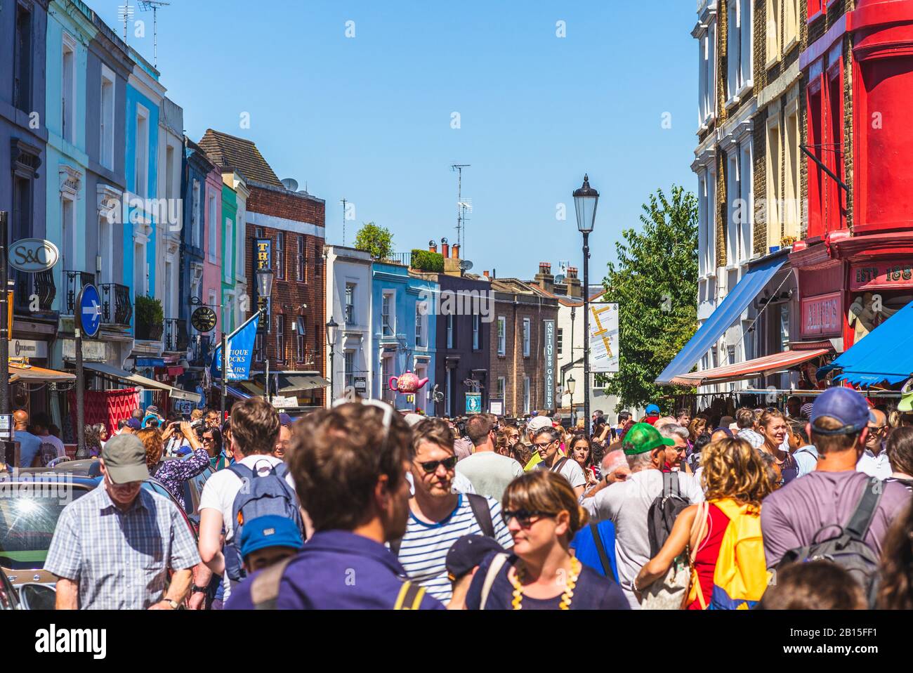 Londra, Regno Unito - 30 giugno 2018: Mercato di Portobello Road, il più grande mercato di antiquariato al mondo che vende ogni tipo di antiquariato e da collezione Foto Stock