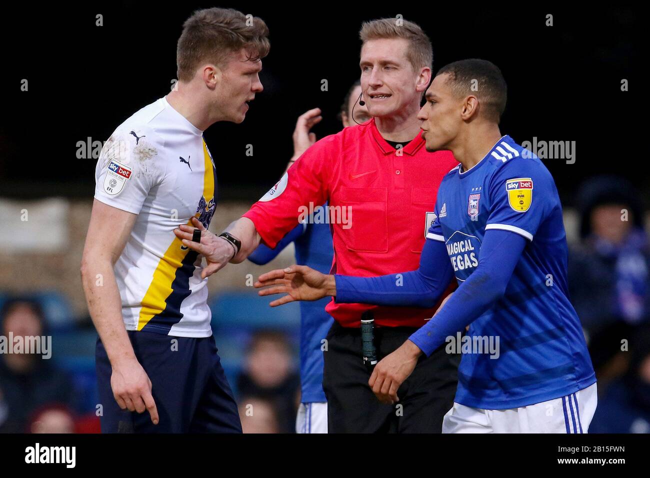 Kayden Jackson di Ipswich Town e Rob Dickie di Oxford United sono parted da Refee, Scott Oldham - Ipswich Town / Oxford United, Sky Bet League One, Portman Road, Ipswich, UK - 22nd Febbraio 2020 solo per uso editoriale - sono applicabili le restrizioni di DataCo Foto Stock