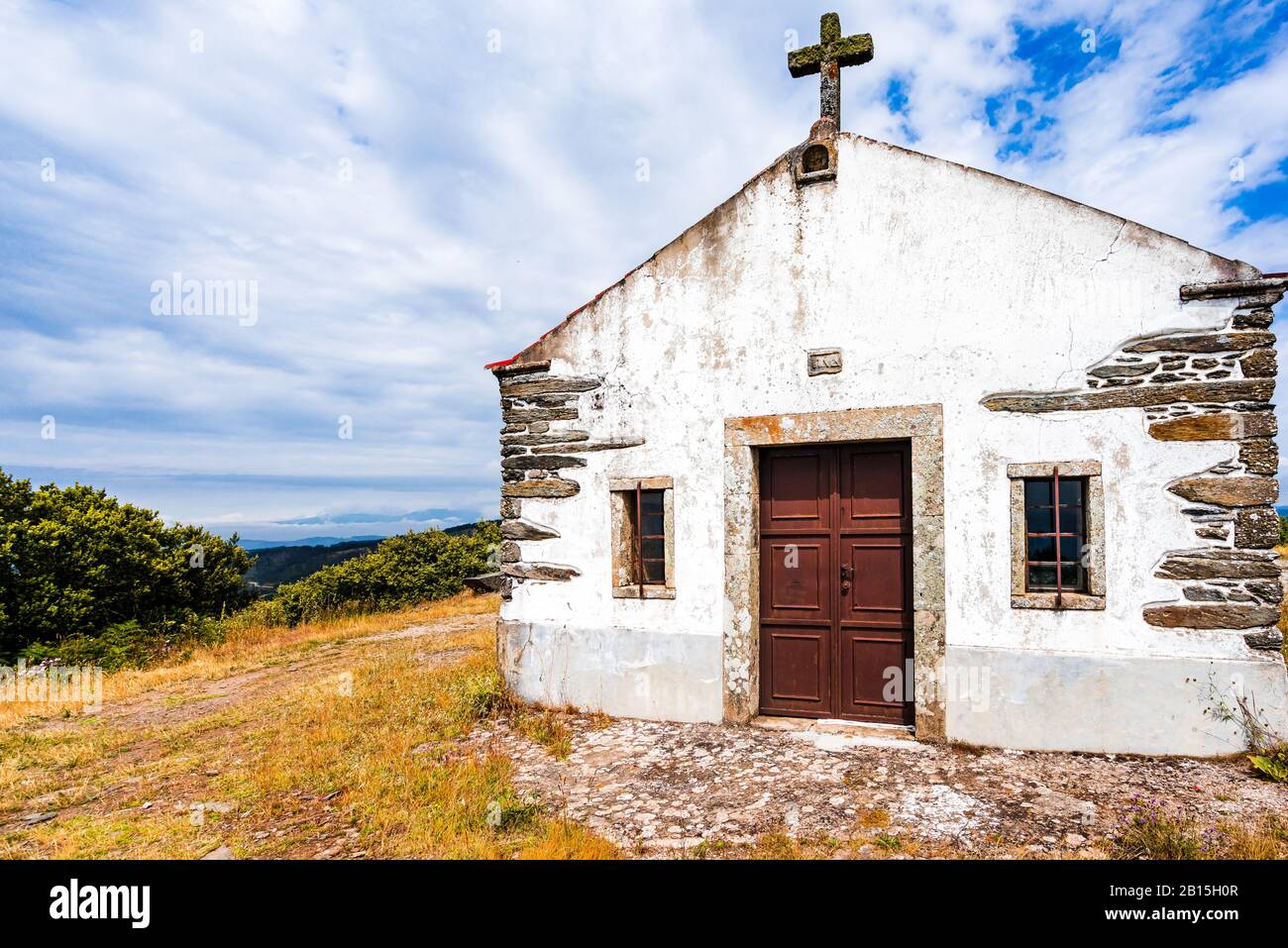 Vista sulla piccola cappella sulla montagna accanto al villaggio di Provesende nella regione del Douro, Portogallo Foto Stock