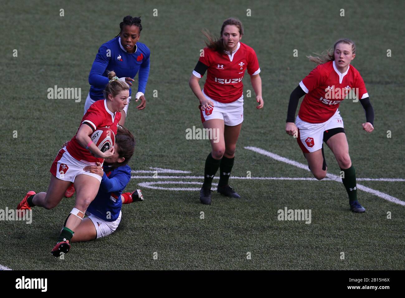 Cardiff, Regno Unito. 23rd Feb, 2020. Keira Bevan di Galles donne fa una pausa con la palla. Galles / Francia, Womens Six Nations Championship 2020 International rugby Match al BT Sport Cardiff Arms Park a Cardiff, Galles, Regno Unito Domenica 23rd Febbraio 2020. PIC by Andrew Orchard/Andrew Orchard sports photography /Alamy Live News EDITORIALE USE ONLY Credit: Andrew Orchard sports photography/Alamy Live News Foto Stock