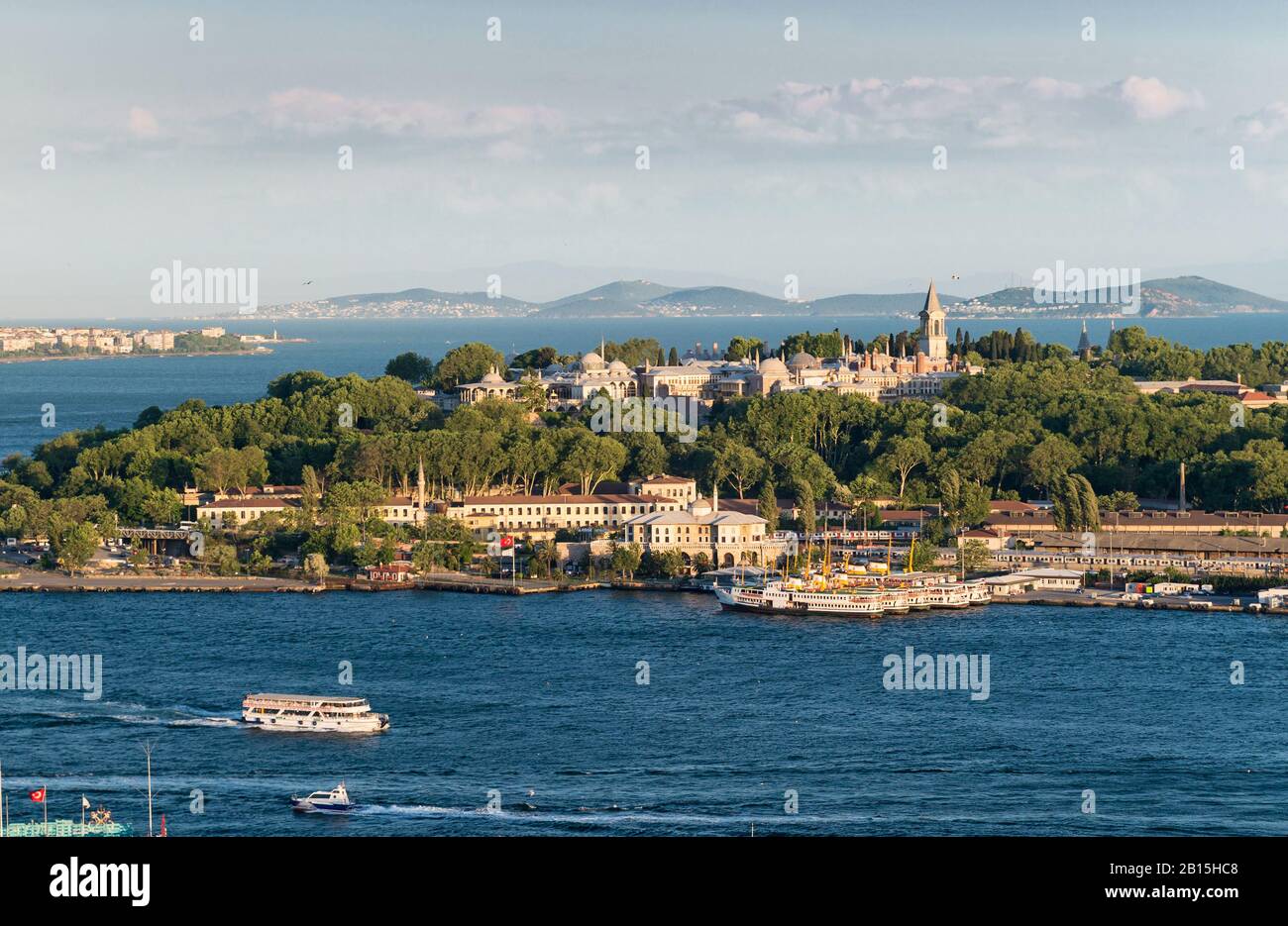 Vista del Seraglio Point (Sarayburnu) con il Palazzo Topkapı di Istanbul, Turchia. Si tratta di un famoso sito storico, circondato dalle acque del Foto Stock