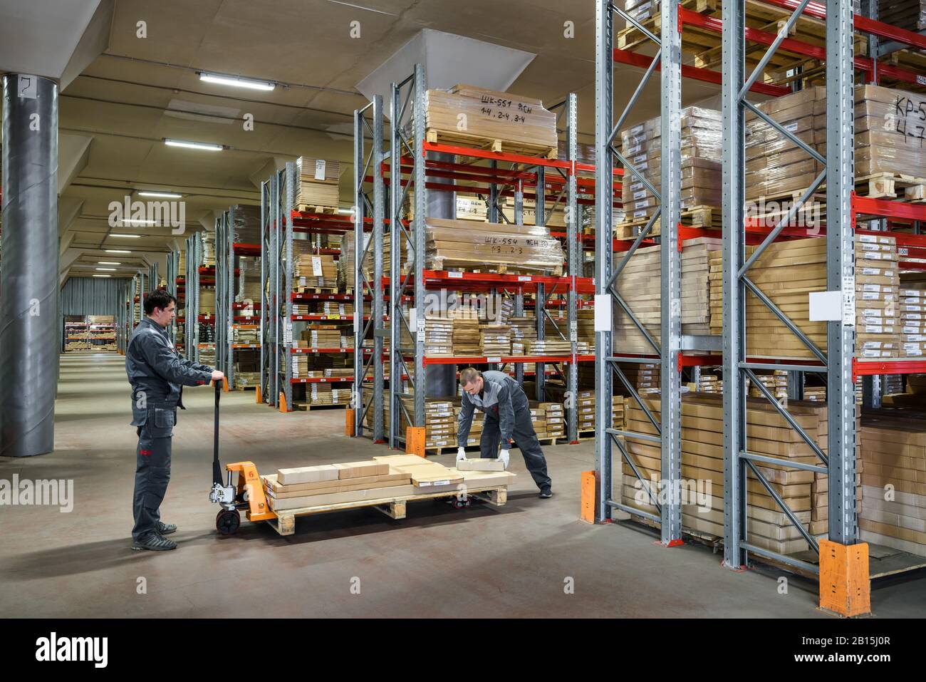 Mosca - 1° agosto 2017: I lavoratori con carrello elevatore a forche lavorano in un magazzino. Mosca è una città moderna con infrastrutture logistiche ben sviluppate. Foto Stock