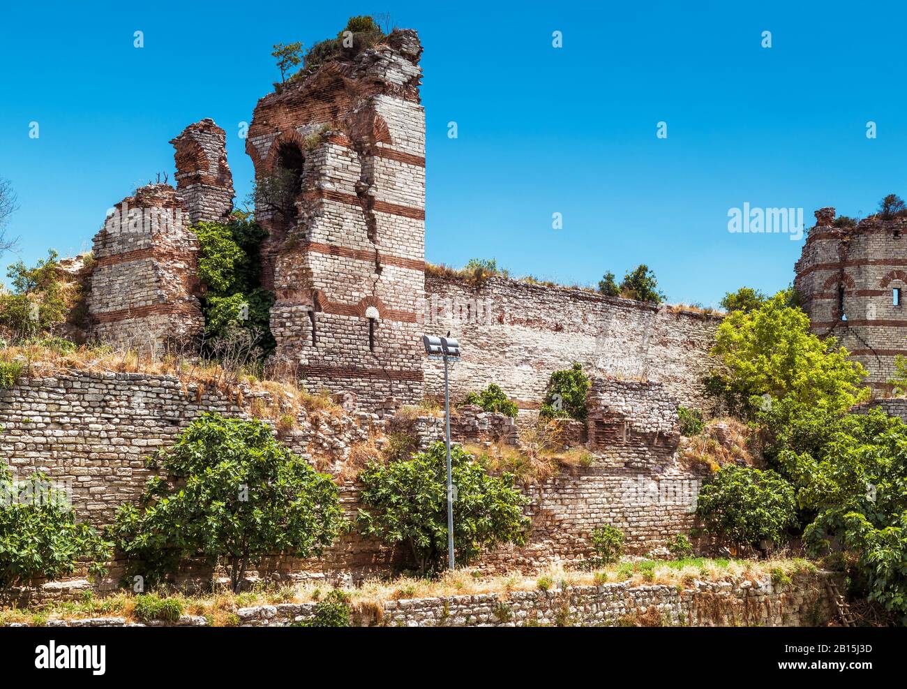 Le rovine della famosa antica mura di Costantinopoli ad Istanbul in Turchia Foto Stock