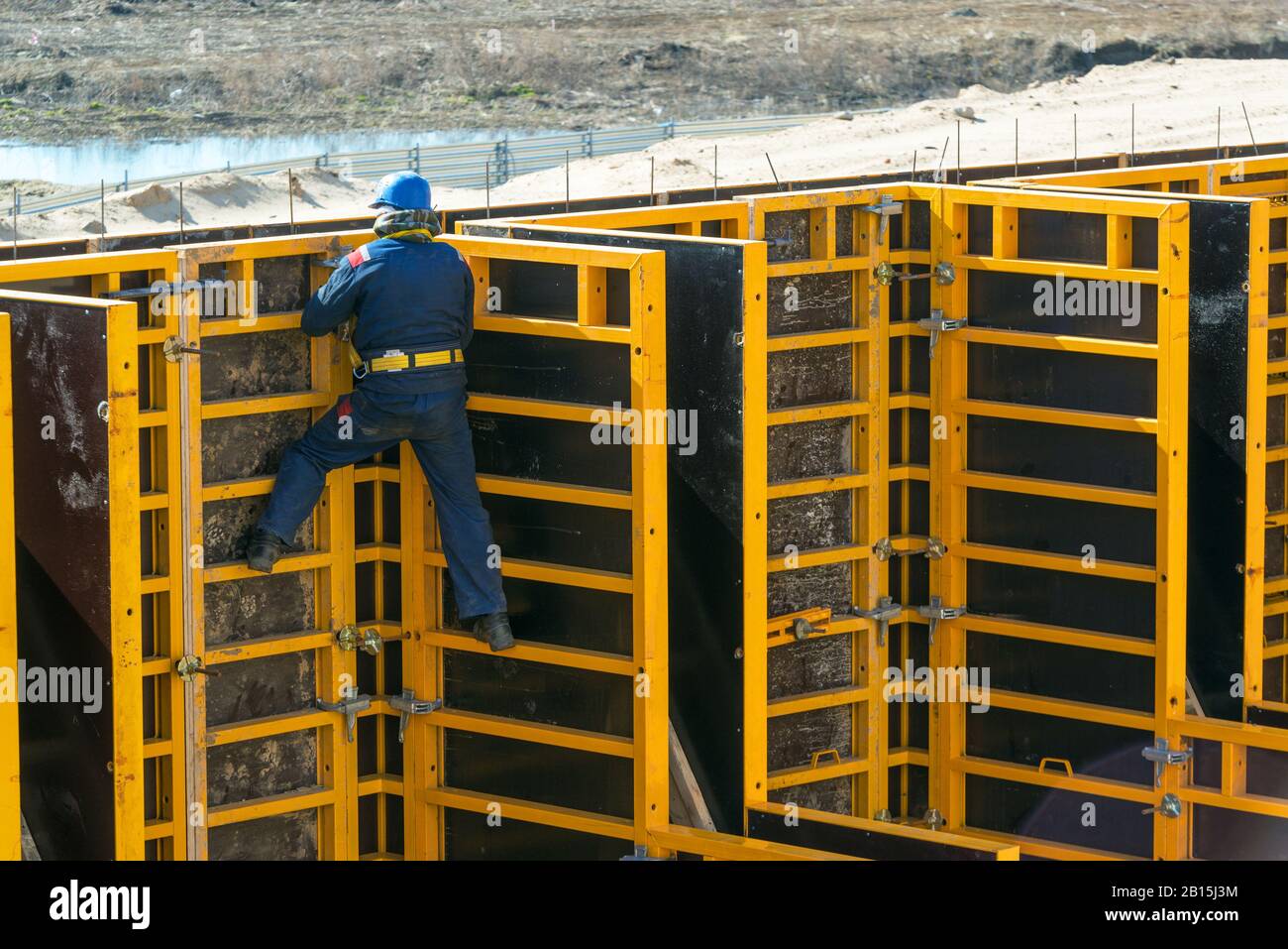 Cantiere di lavoro sul cassero di Mosca, Russia. La costruzione urbana è a un ritmo più rapido in Russia. Foto Stock