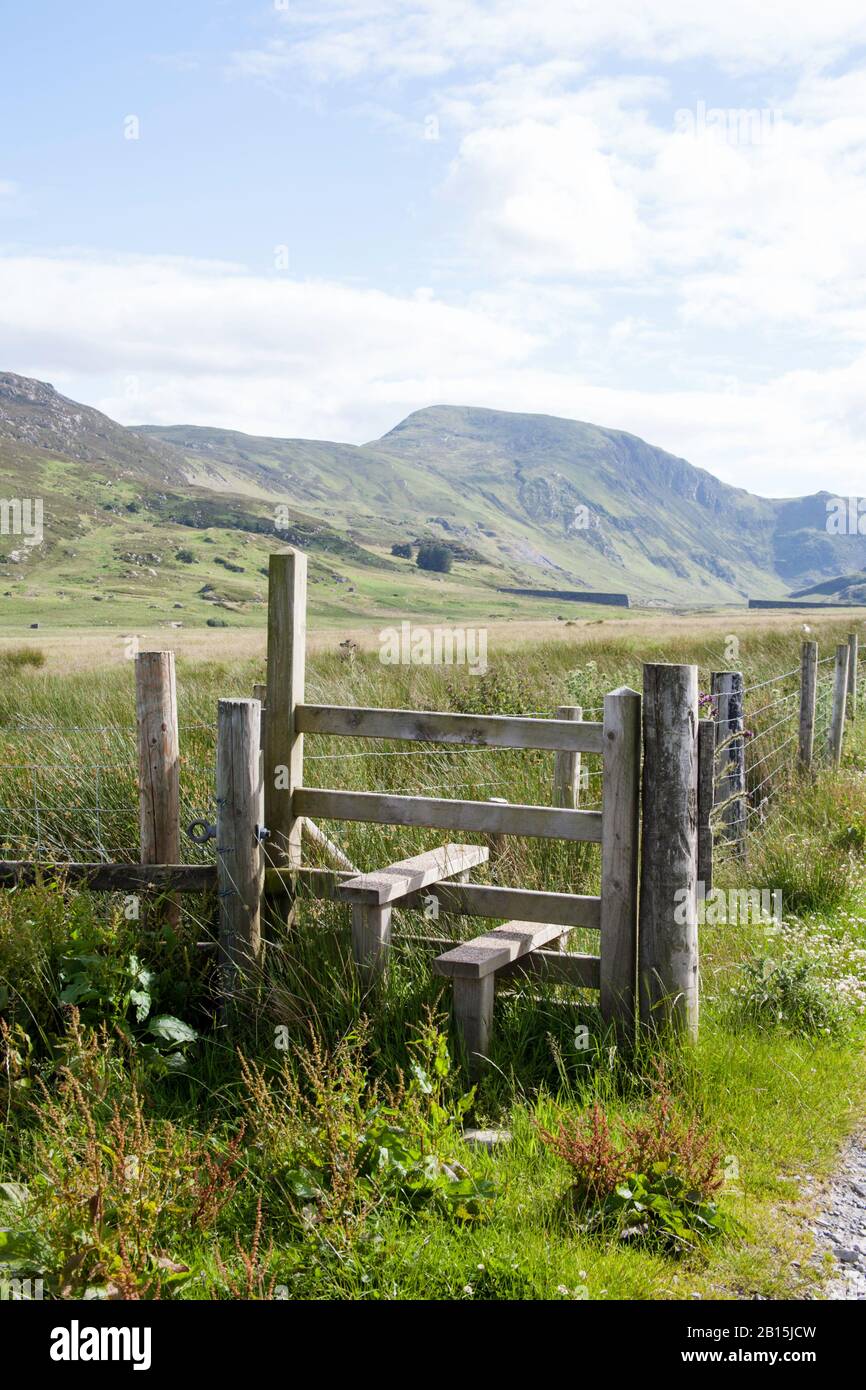 Vista verso Pen Llithrig-y-Wrach dal sentiero che conduce Alla Riserva di Llyn Eigiau sotto Carnedd Lewelyn sopra la Conwy Valley Snowdonia North Wales Foto Stock