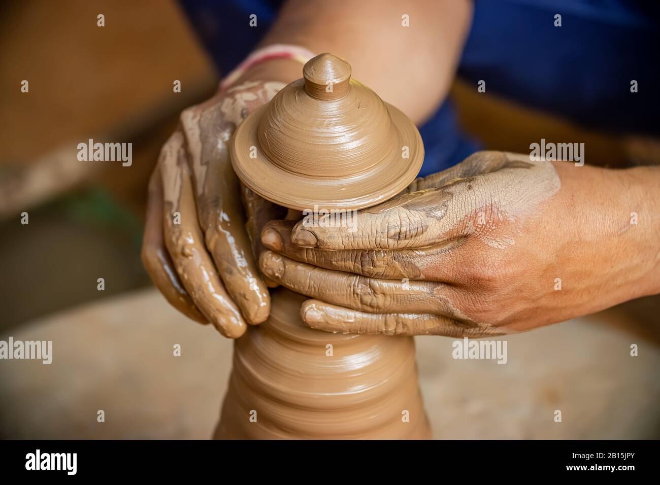 Il vasaio al lavoro rende i piatti in ceramica. India Rajasthan. Foto Stock