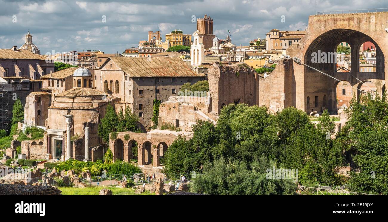 Vista Del Foro Romano, Roma, Italia. Il Forum è una famosa attrazione turistica di Roma. Paesaggio con le rovine della città vecchia di Roma. Panorama panoramico dei resti Foto Stock