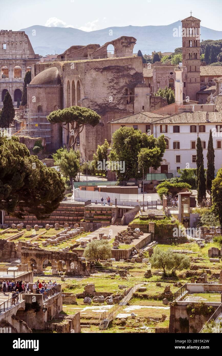 Forum Romano A Roma. Il Foro Romano è un importante monumento dell'antichità ed è una delle principali attrazioni turistiche di Roma. Foto Stock