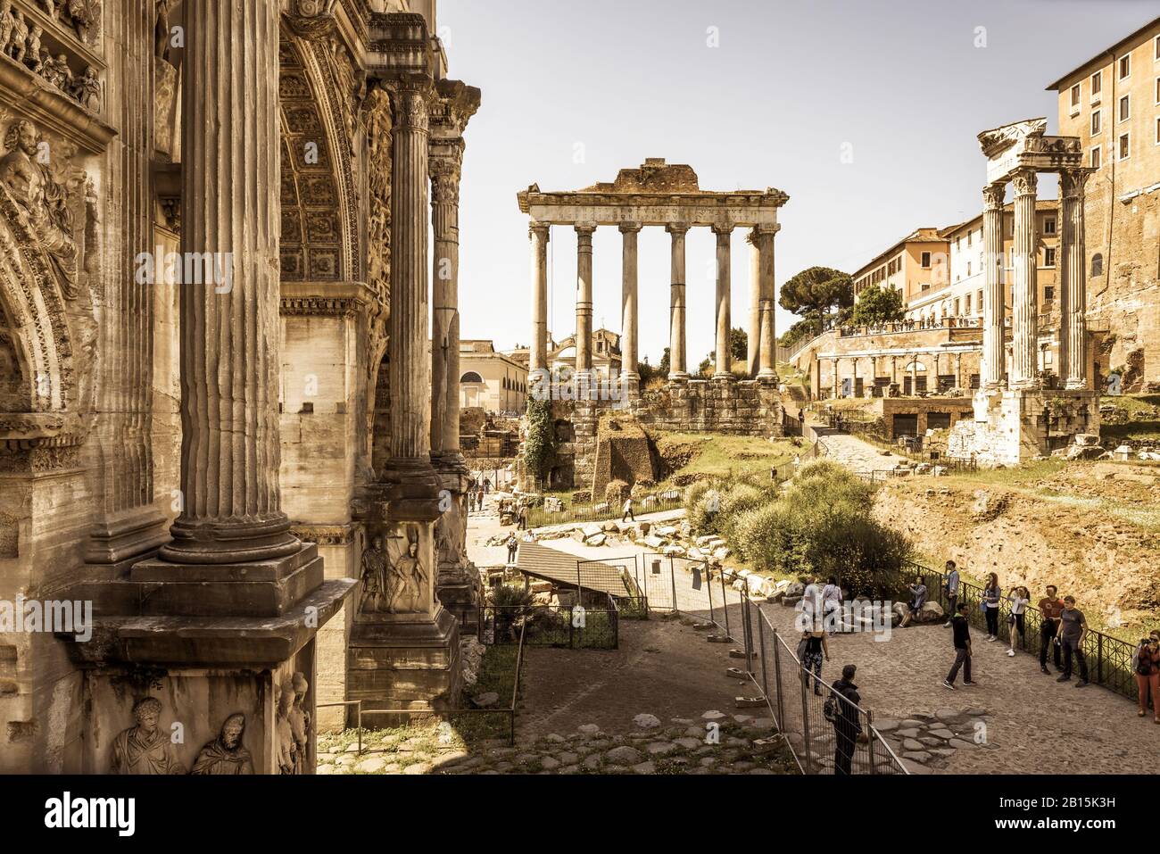 Roma, ITALIA - 15 MAGGIO 2014: Arco dell'imperatore Settimio Severo e Tempio di Saturno in lontananza al Foro Romano. Foto Stock